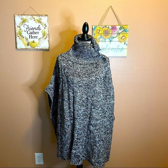 Black and white poncho sweater - Picture 1 of 7
